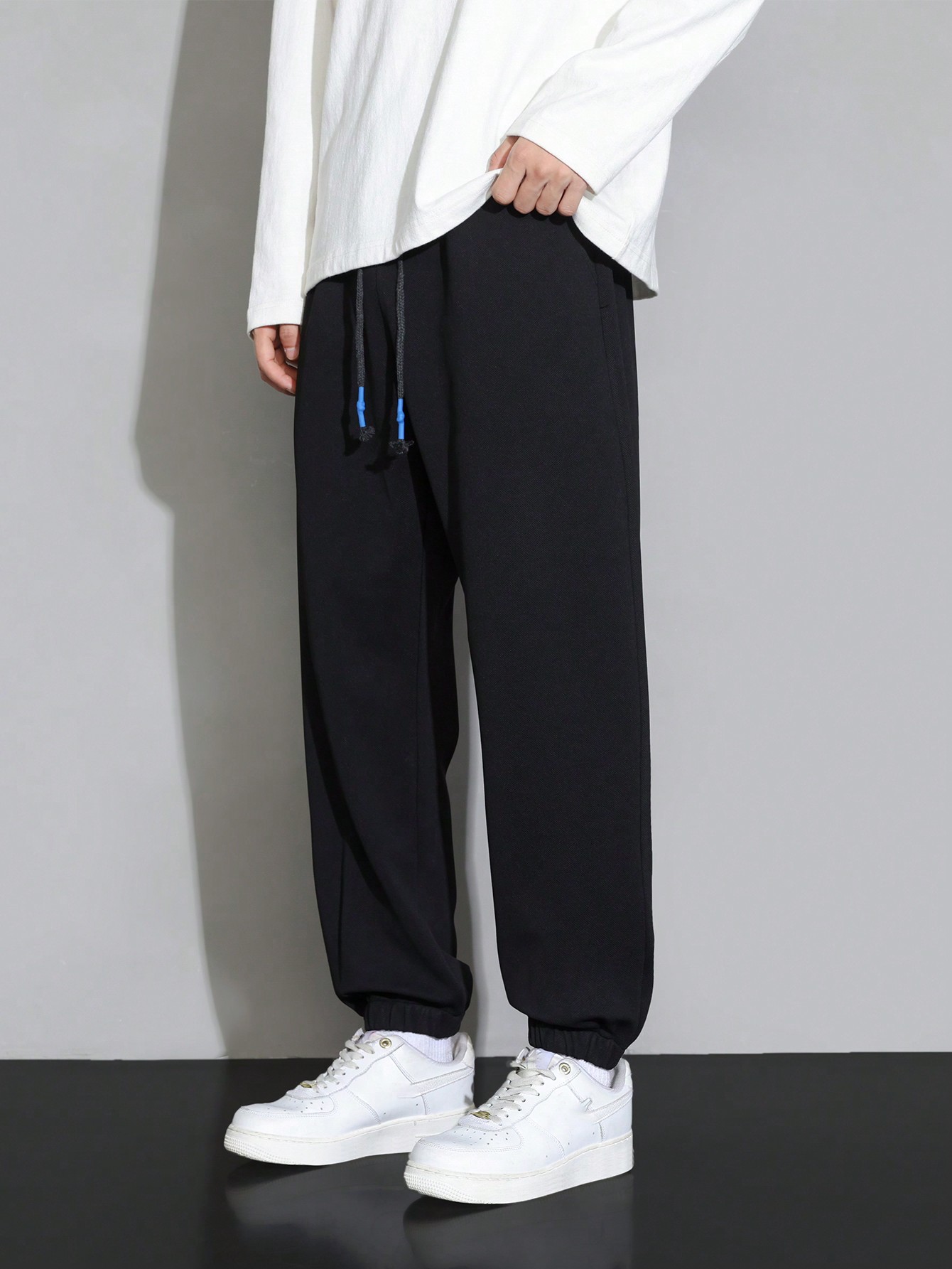 цена Мужские спортивные штаны с завязками на талии и эластичными манжетами, черный