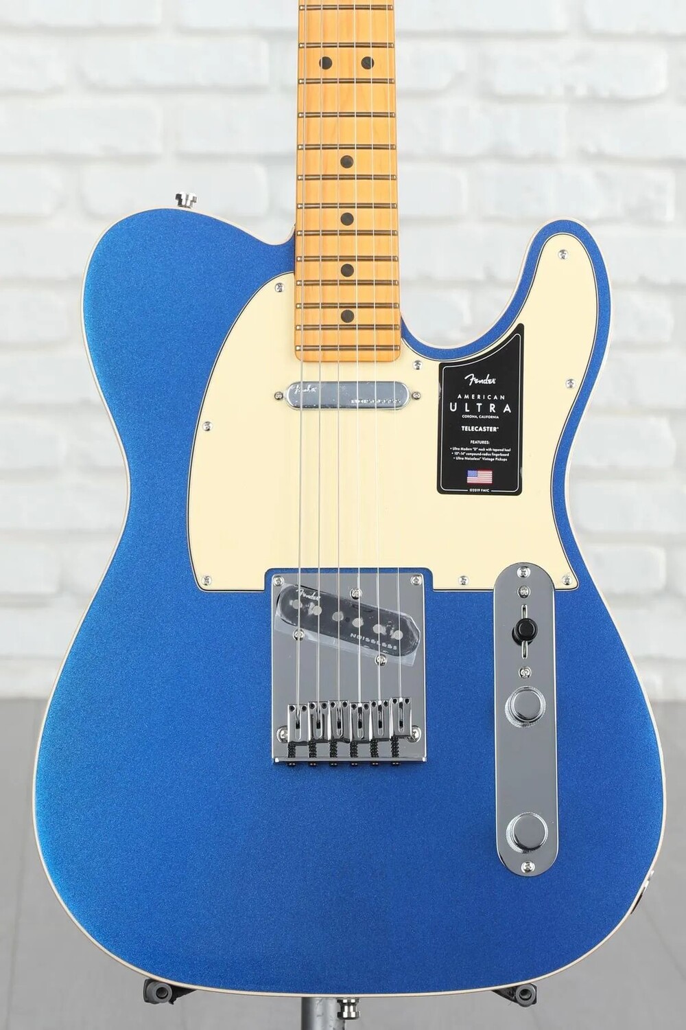 

Fender American Ultra Telecaster — цвет Cobra Blue, кленовая накладка на гриф