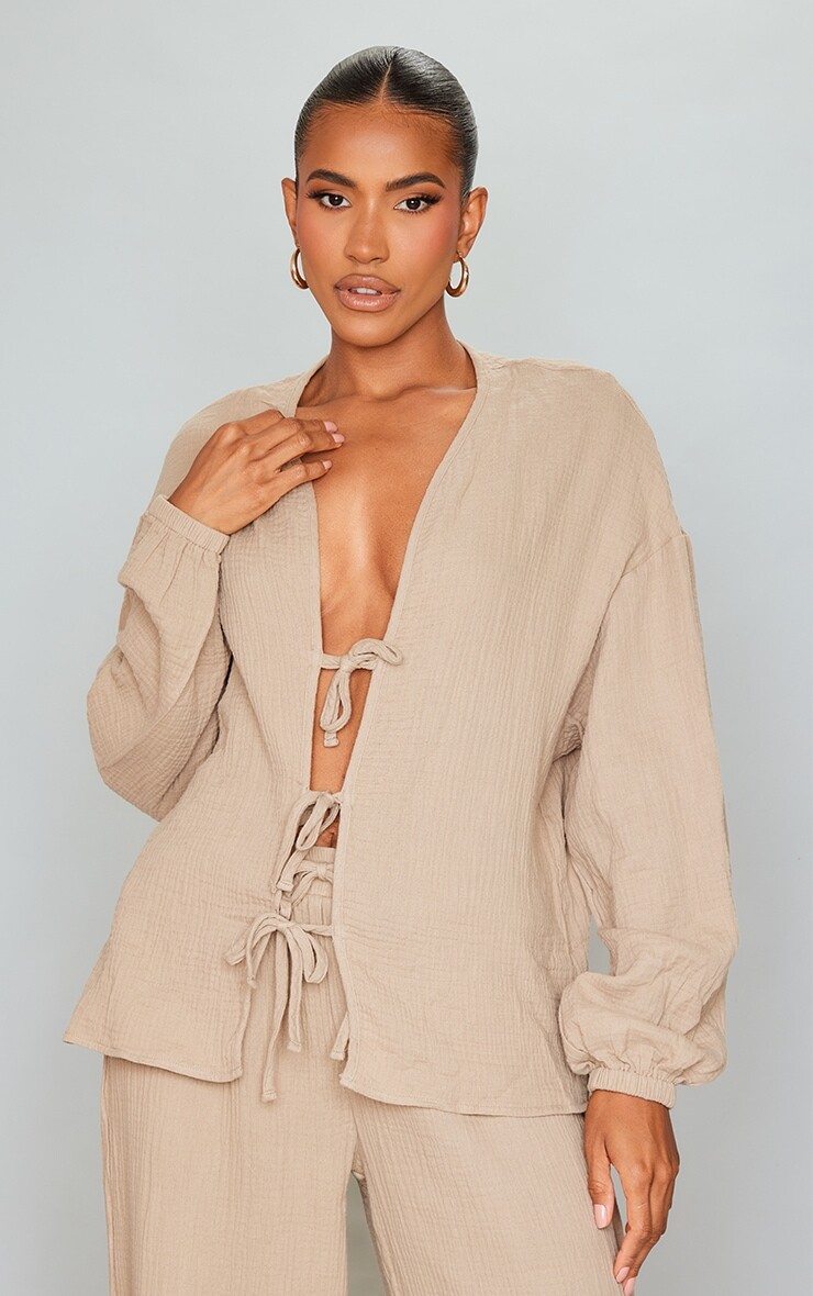 

PrettyLittleThing Рубашка из марли с каменной текстурой и завязкой спереди