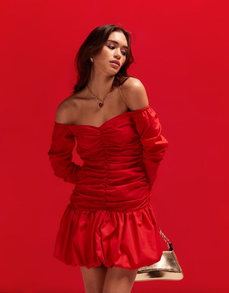 

ASOS DESIGN – красное мини-платье с открытыми плечами и рюшами и пышной юбкой