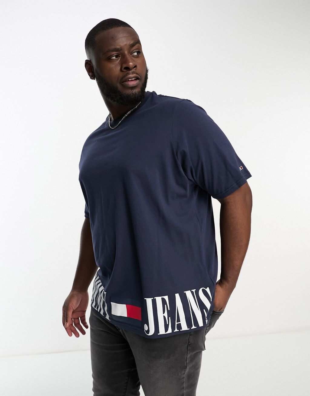 

Темно-синяя футболка с логотипом и графическим флагом Tommy Jeans Big & Tall