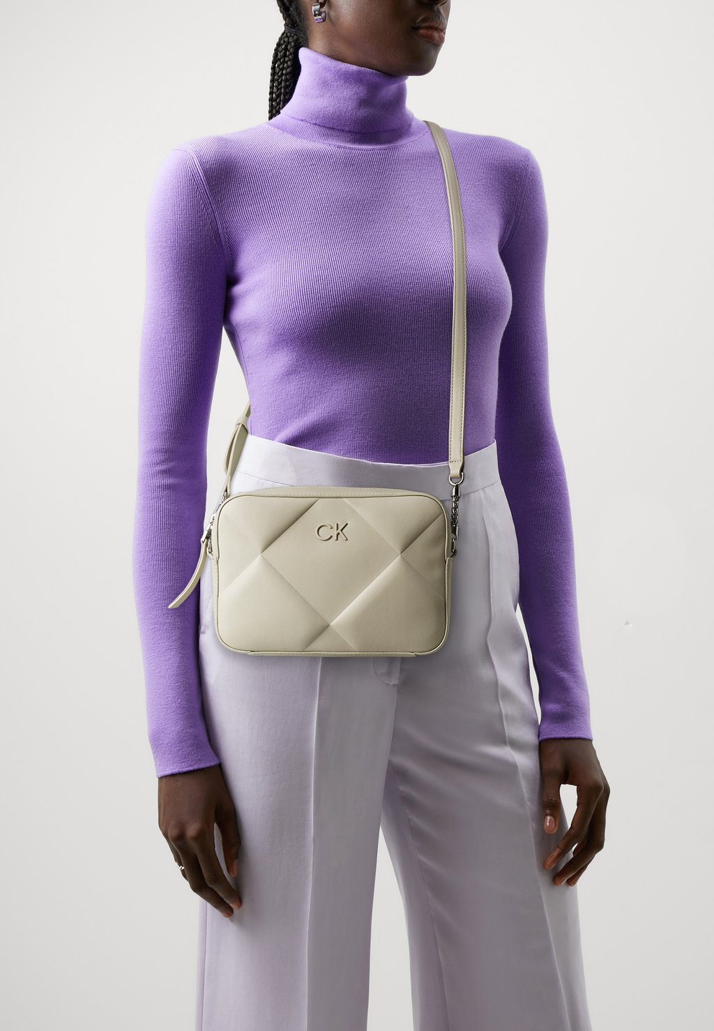 Сумка через плечо QUILT CAMERA BAG Calvin Klein, цвет stoney beige цена и фото