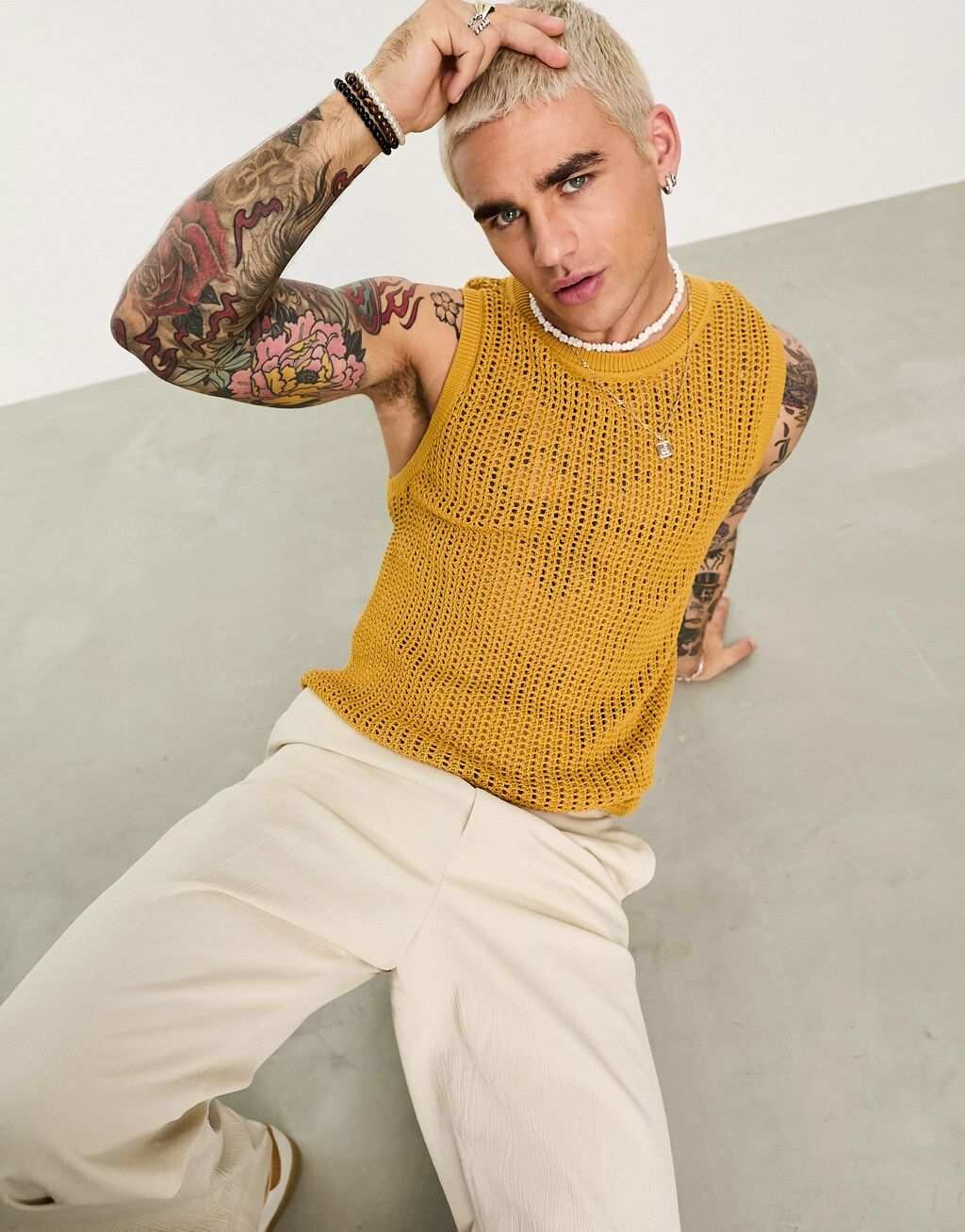 

Горчичный вязаный сетчатый жилет ASOS DESIGN