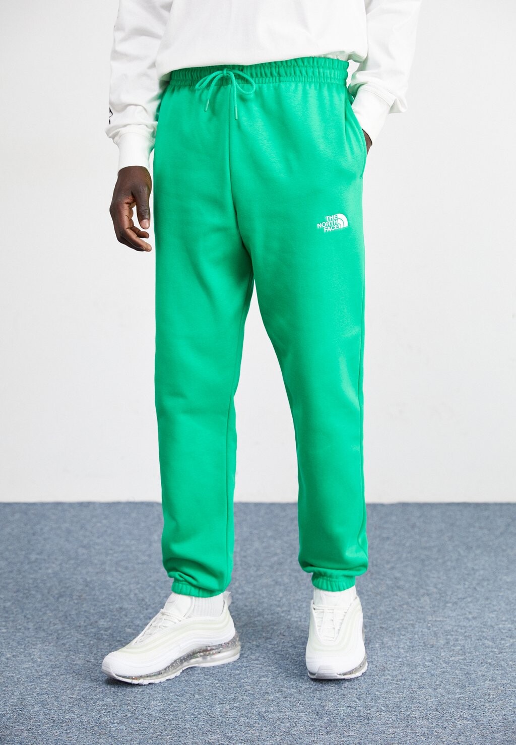 

Спортивные штаны ESSENTIAL JOGGER The North Face, цвет optic emerald