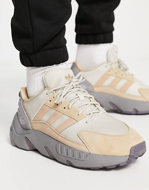 

Серые и бежевые кроссовки adidas Originals ZX22 Boost