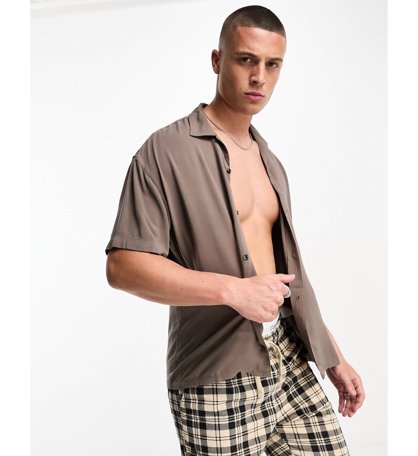 

Коричневая вискозная рубашка с короткими рукавами и воротником-стойкой Jack & Jones Essentials