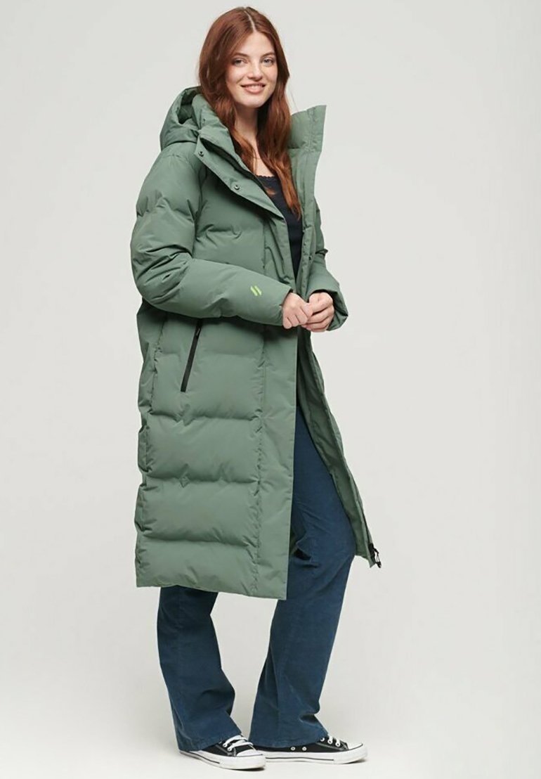 цена Зимнее пальто HOODED LONGLINE PUFFER Superdry, зеленый