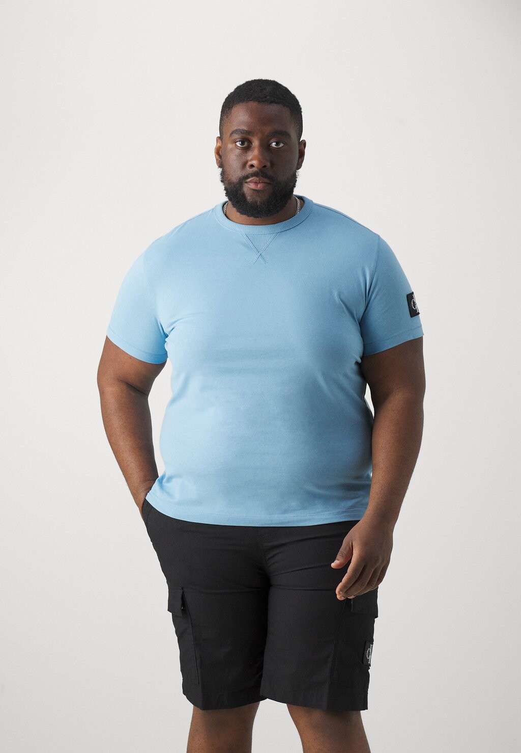 

Базовая футболка Badge Regular Tee Calvin Klein, цвет dusk blue