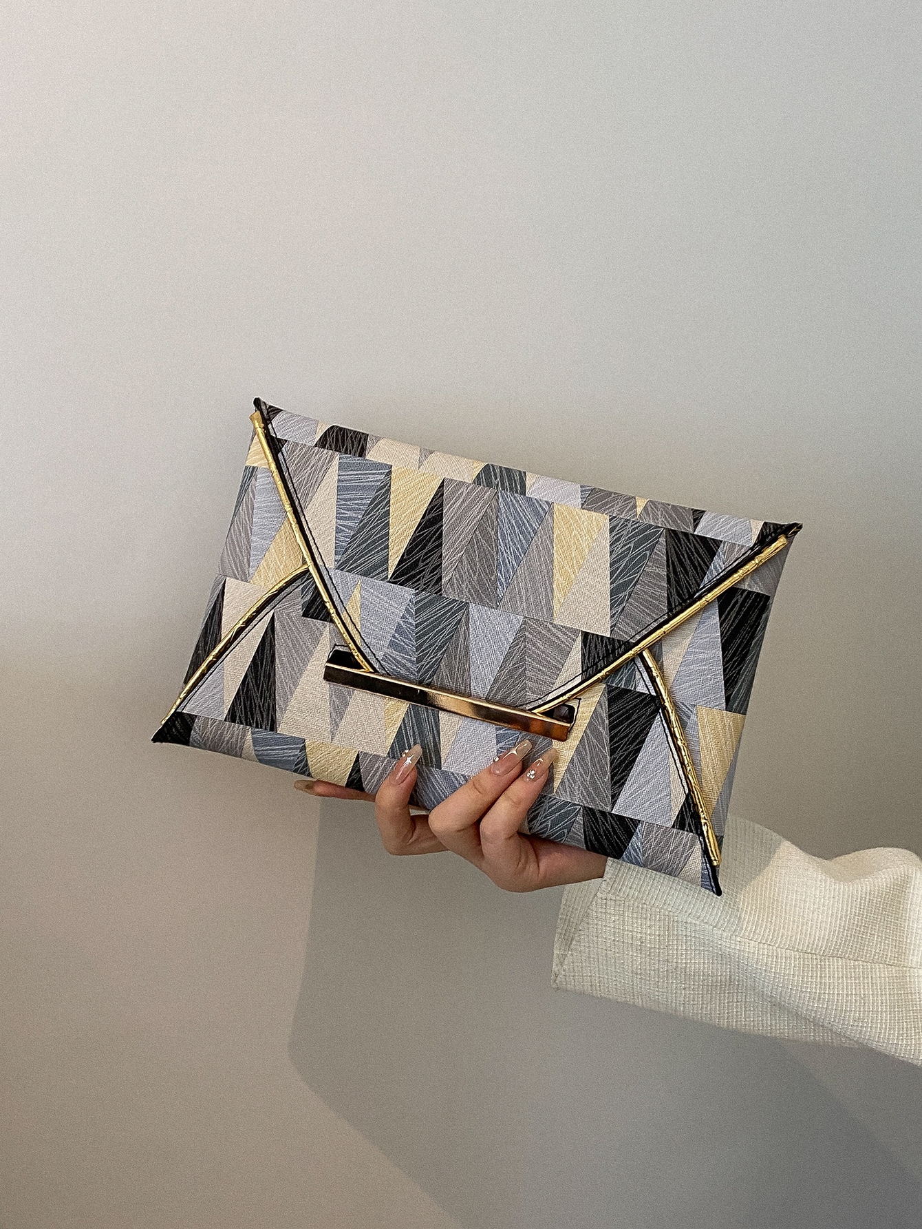 Квадратная сумка с металлическим декором и геометрическим узором, многоцветный