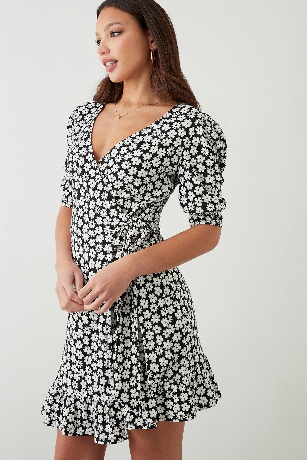 

Высокое мини-платье с цветочным принтом и оборками на подоле и запахом Dorothy Perkins, мультиколор