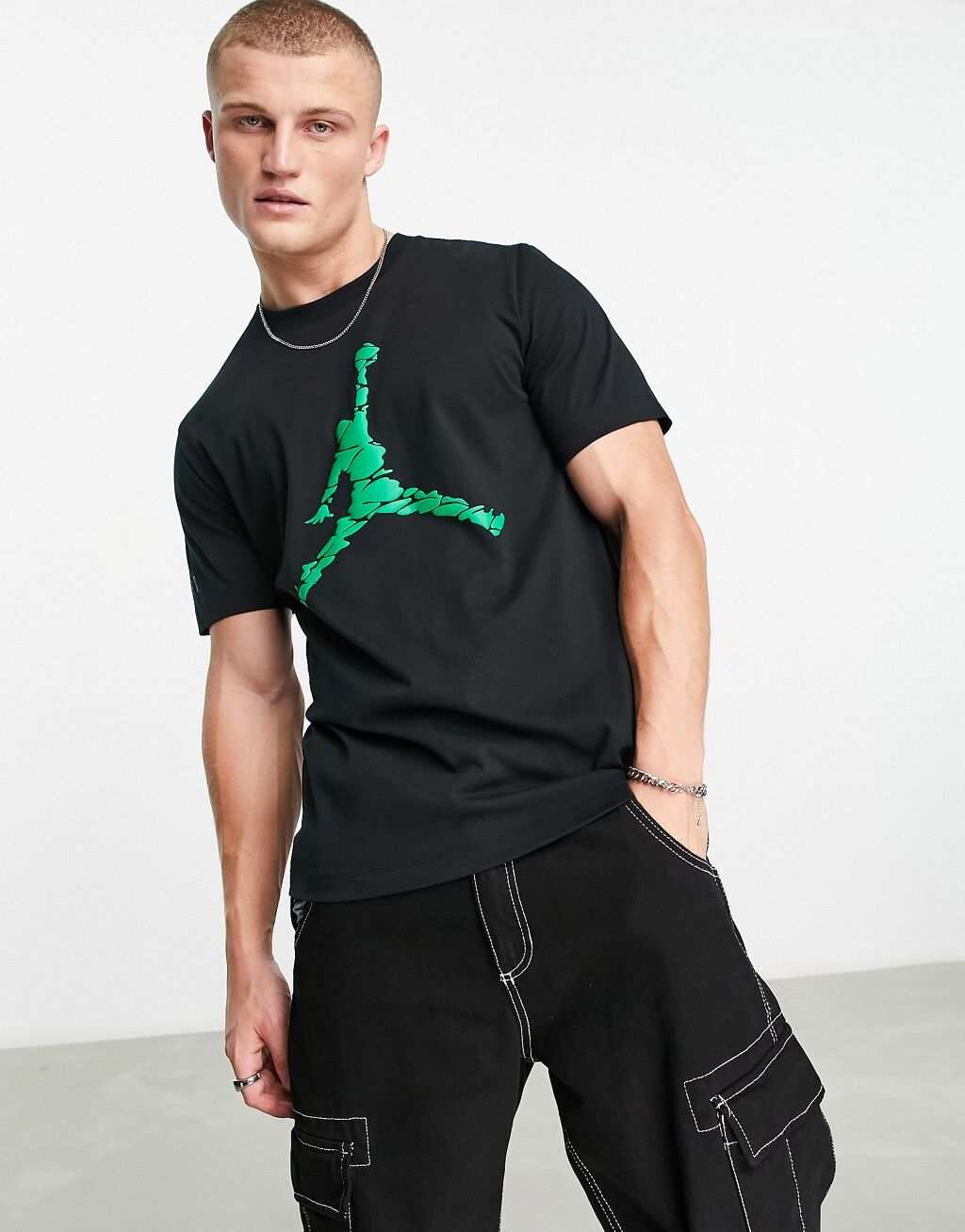 

Черно-зеленая футболка с крупным логотипом Jordan Jumpman