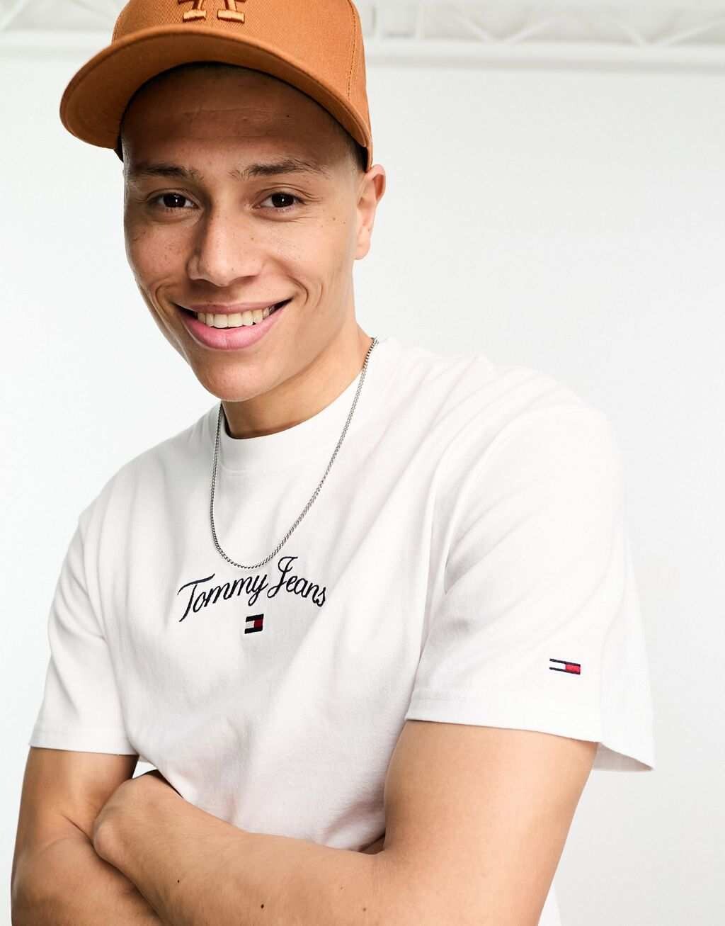 

Белая свободная футболка с изогнутым флагом и логотипом с засечками Tommy Jeans