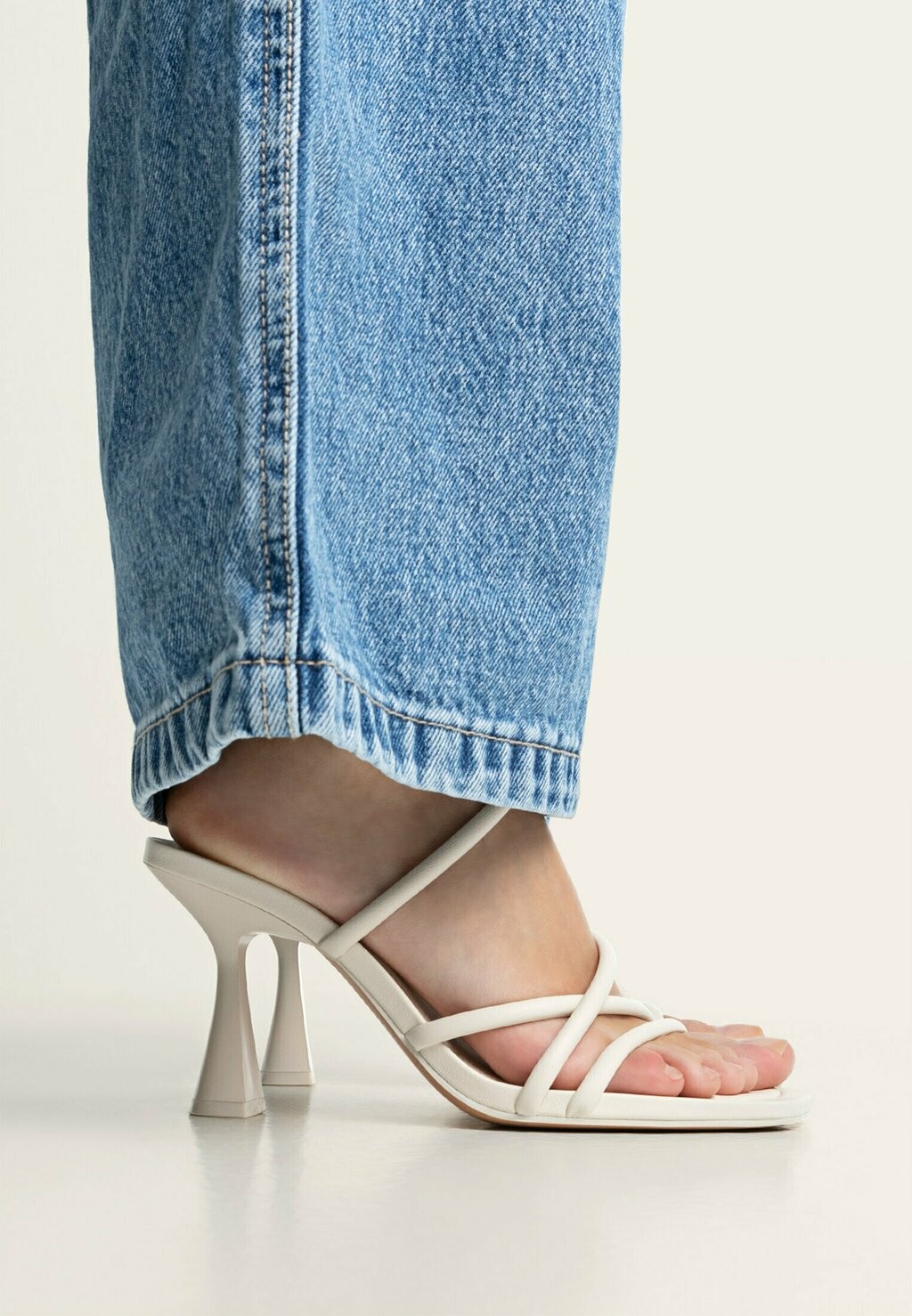 

Босоножки Stradivarius, белый