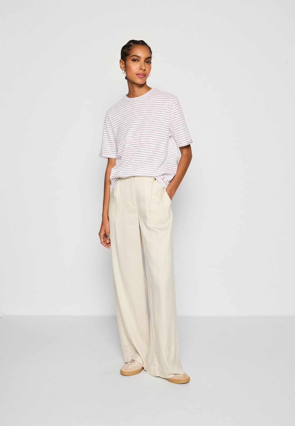 

Футболка с принтом RELAXED FIT STRIPE Scotch & Soda, белый