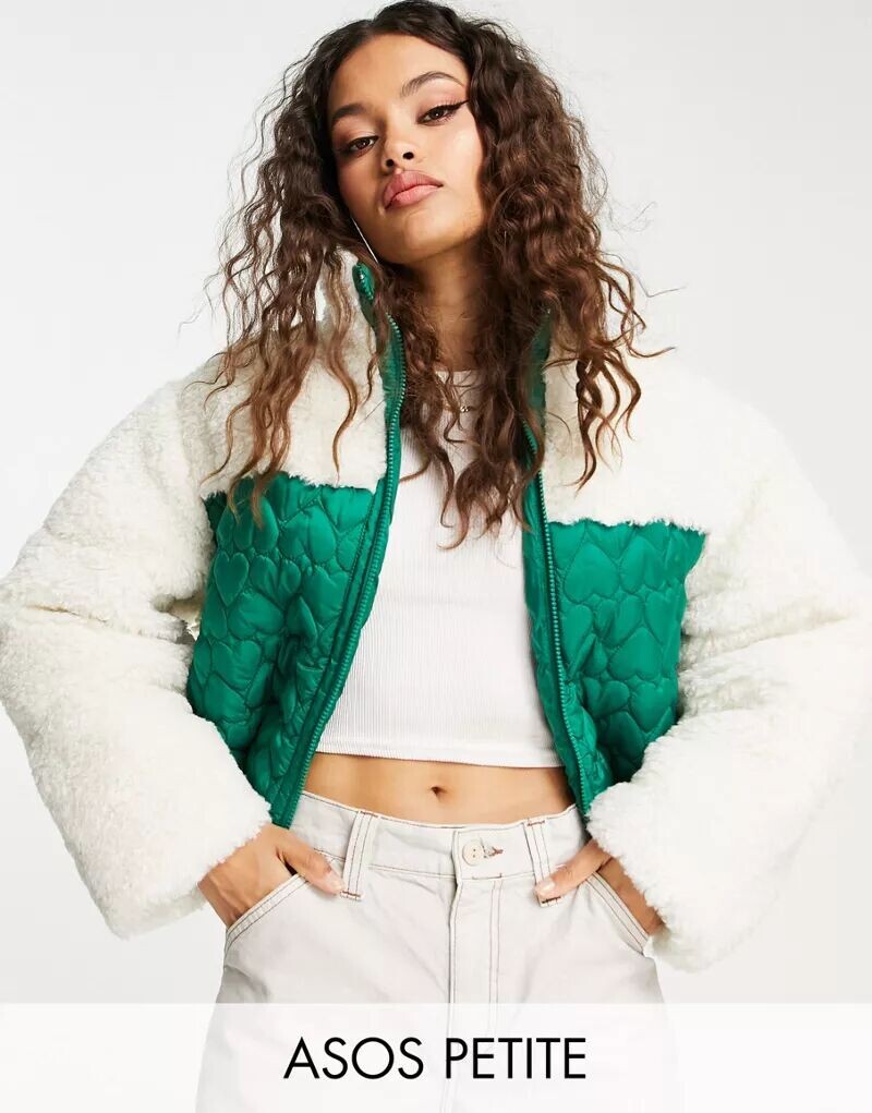 

Зеленая куртка-пуховик с принтом в виде сердечек ASOS DESIGN Petite