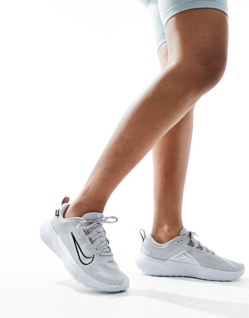 

Светло-серые кроссовки Nike Juniper Trainer GORE-TEX