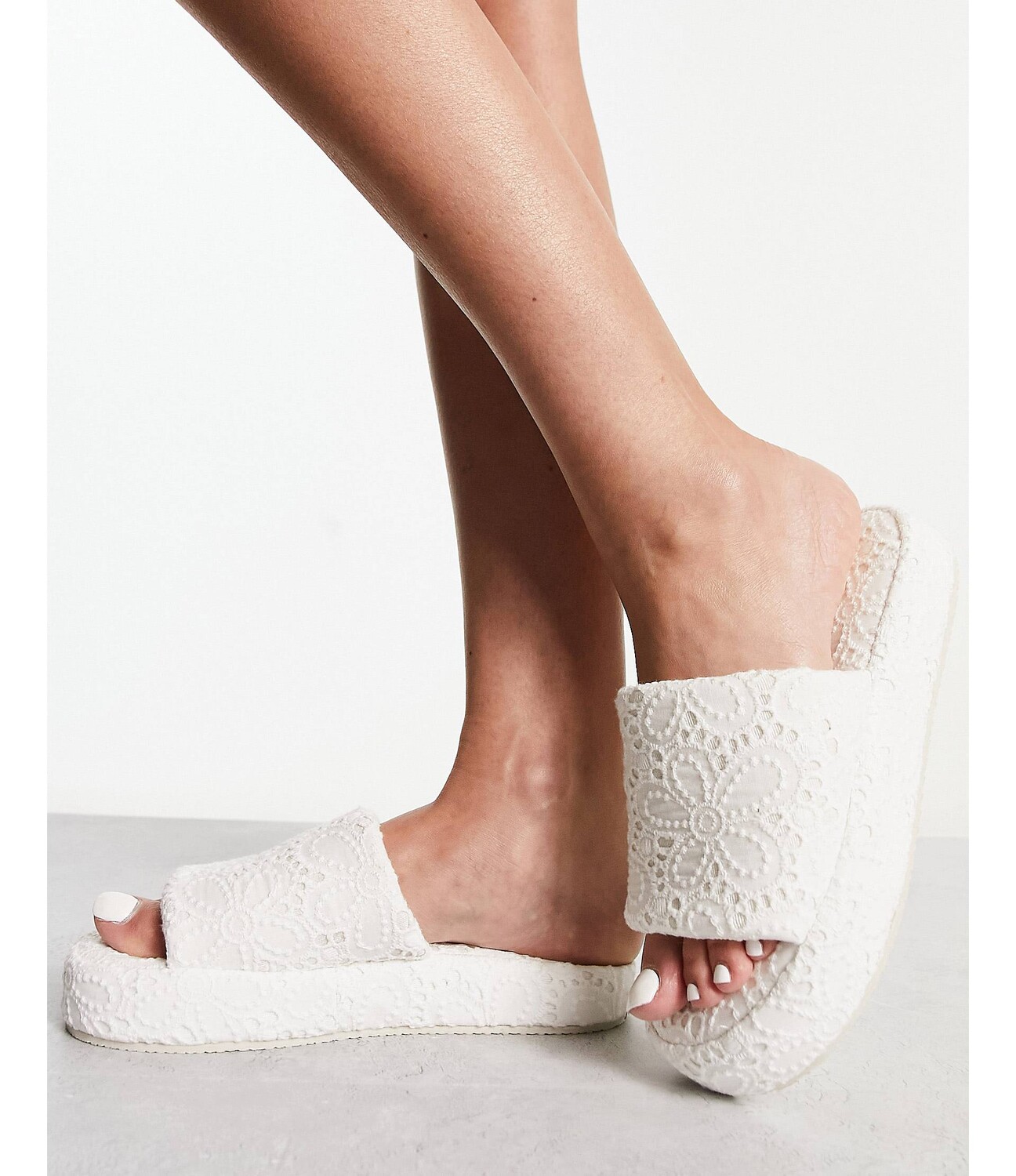 

Белые массивные тапочки Loungeable Broderie