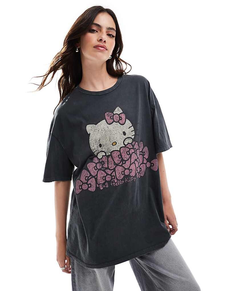 

Stradivarius – графитовая футболка с мотивом Hello Kitty