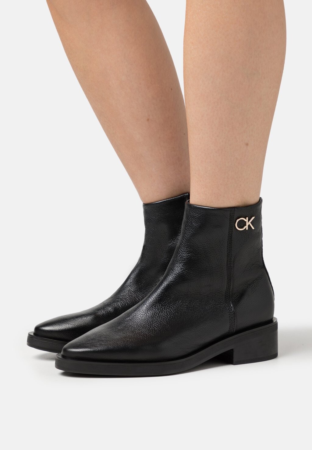

Ботильоны Calvin Klein БОТИНКИ TAPERED BLOCK HEEL, цвет black