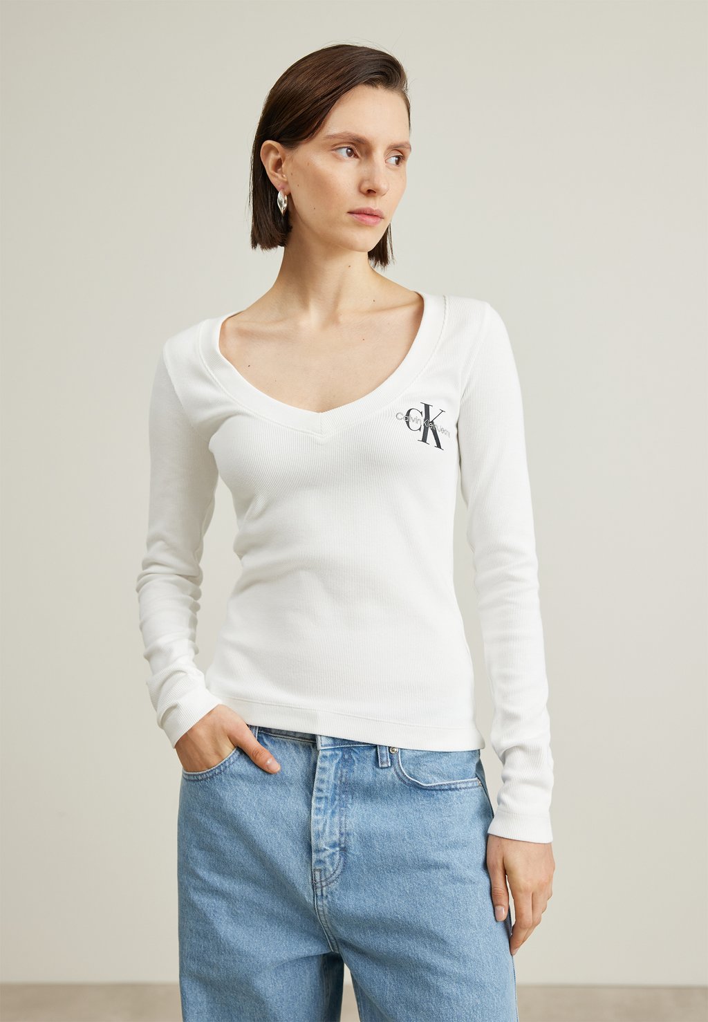 

Футболка с длинным рукавом V-NECK MONOLOGUE LONG SLEEVE Calvin Klein Jeans, ярко-белая, Белый