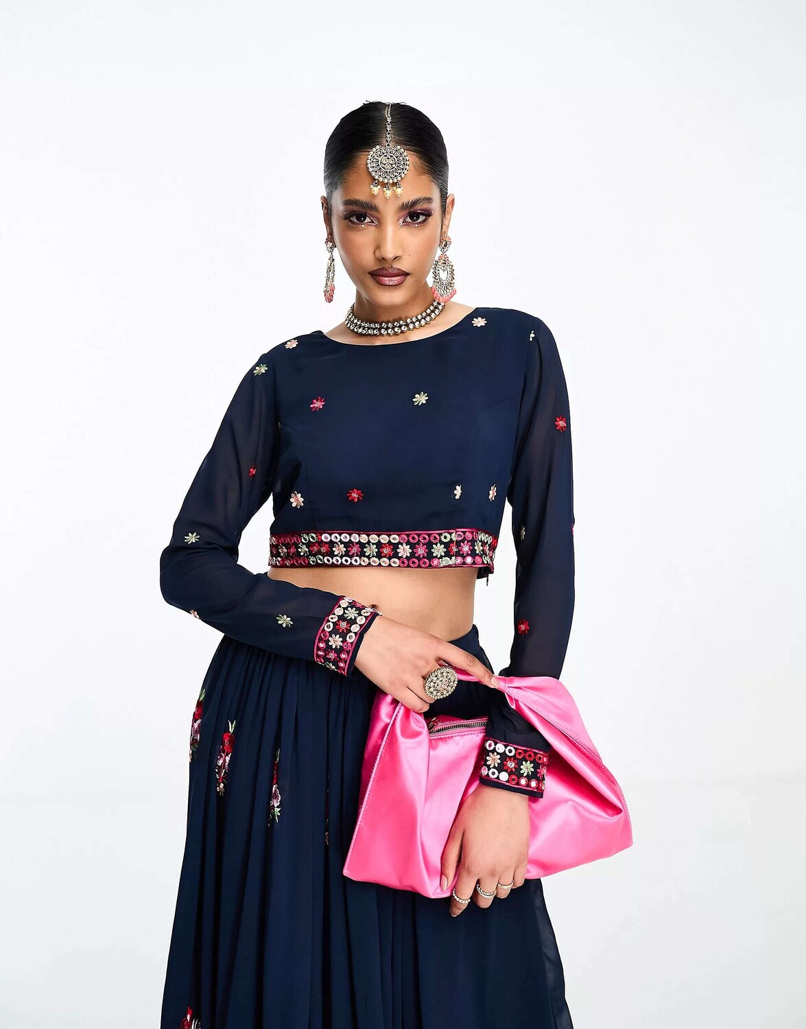 

Темно-синий укороченный топ с длинными рукавами и вышивкой Nesavaali lehenga