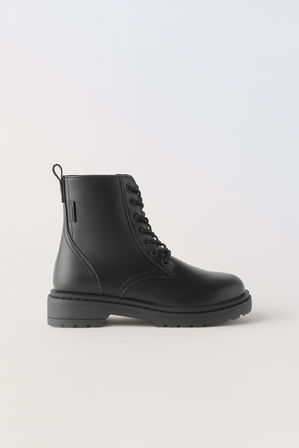 

Кожаные ботинки на шнуровке ZARA, черный