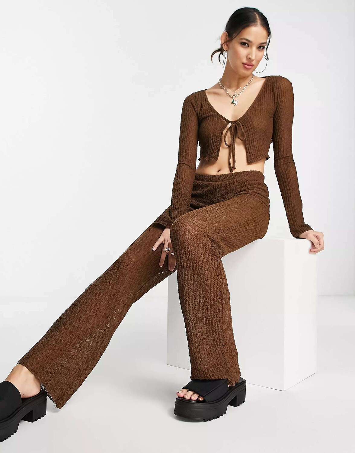 

Коричневые однотонные прямые брюки с завышенной талией Pull&Bear, Коричневый