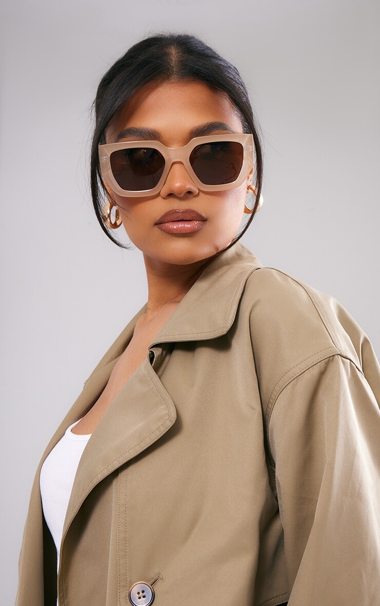 

PrettyLittleThing Бежевые солнцезащитные очки в массивной угловой квадратной оправе