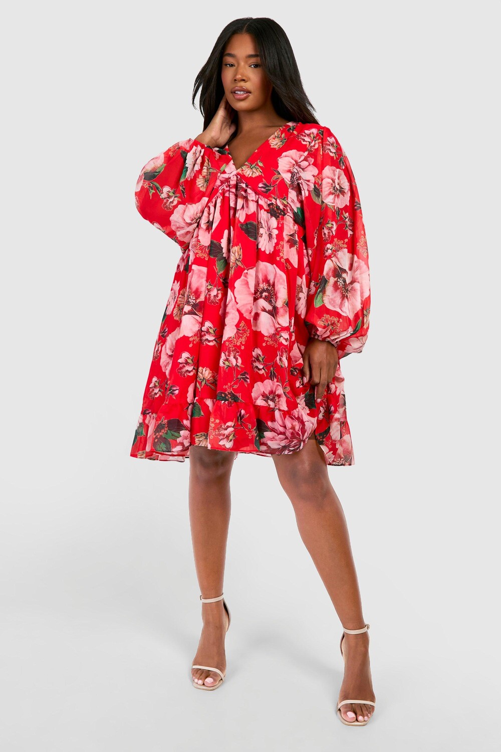 

Свободное платье Plus с цветочным принтом и оборками по краю boohoo, красный