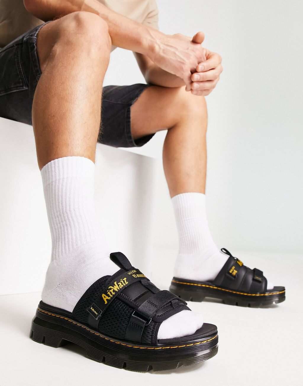 

Черные шлепанцы Dr Martens Ayce