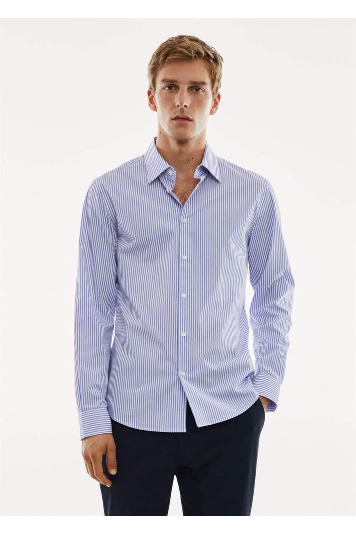 цена Рубашка приталенного кроя из эластичной ткани в полоску Mango, синий