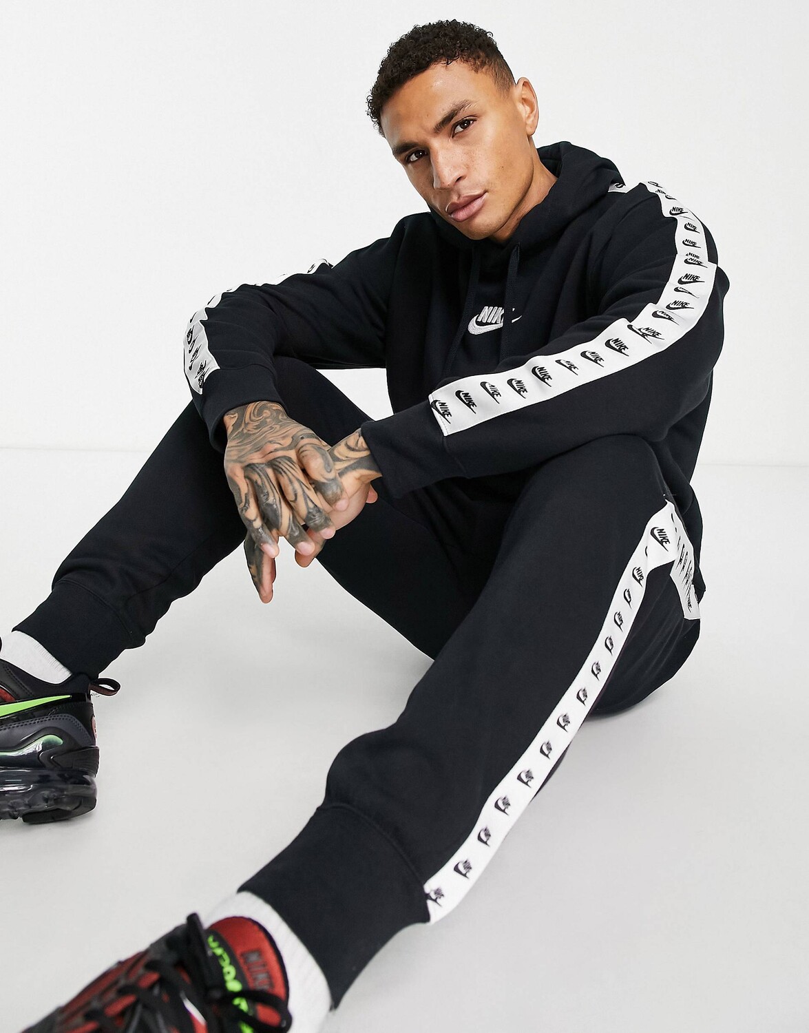 

Черный флисовый спортивный костюм с полосками по бокам Nike Club