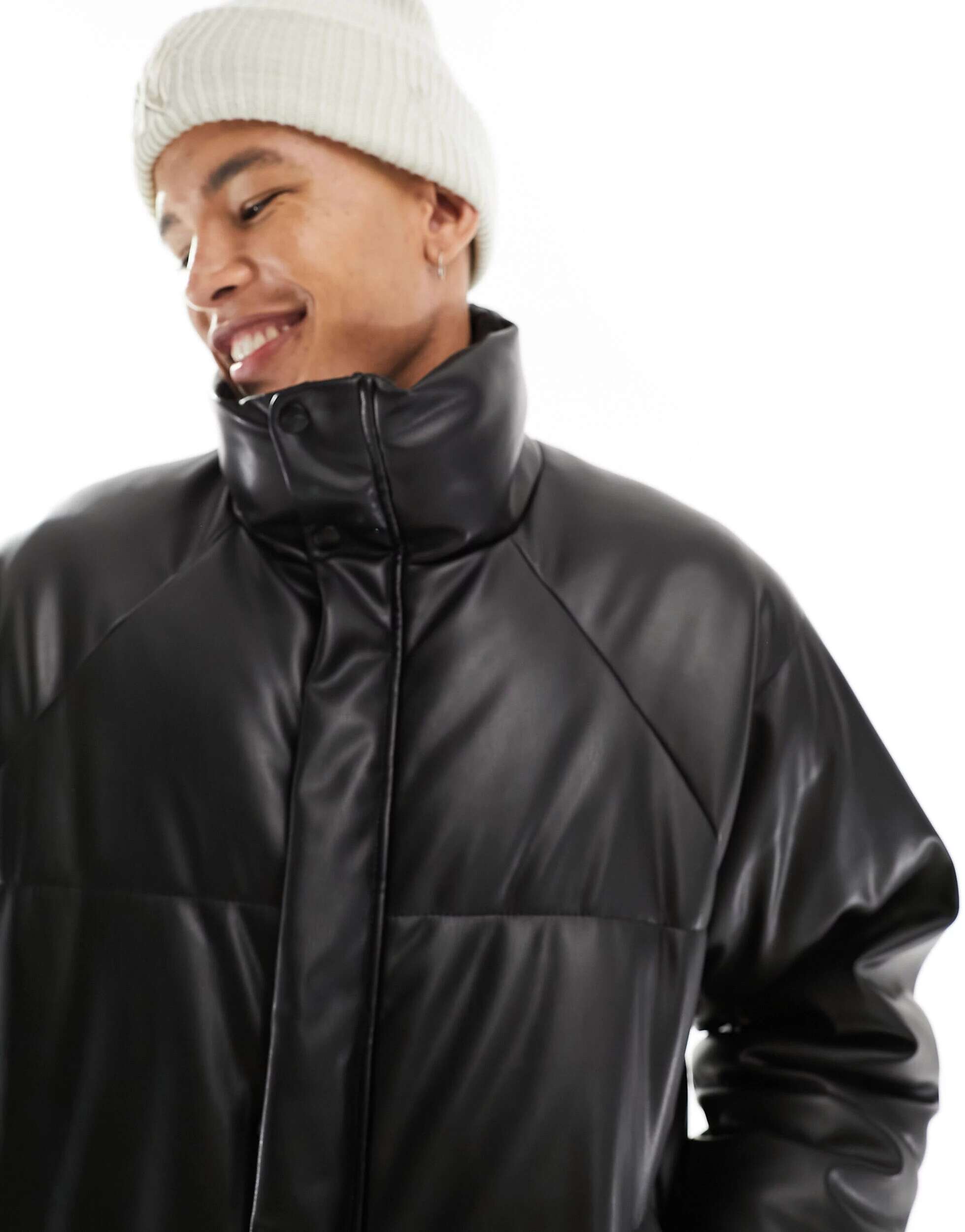 цена Черная куртка-пуховик из искусственной кожи Pull&Bear