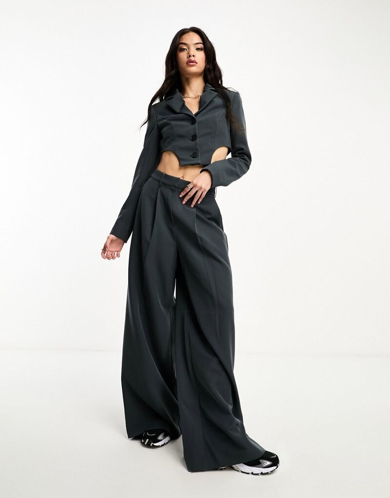 

Темно-серые широкие брюки со складками ASOS DESIGN