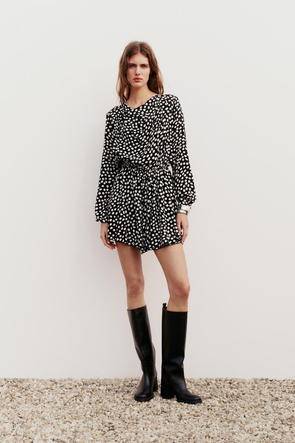

Короткое платье с принтом в гороток ZARA, экрю/черный