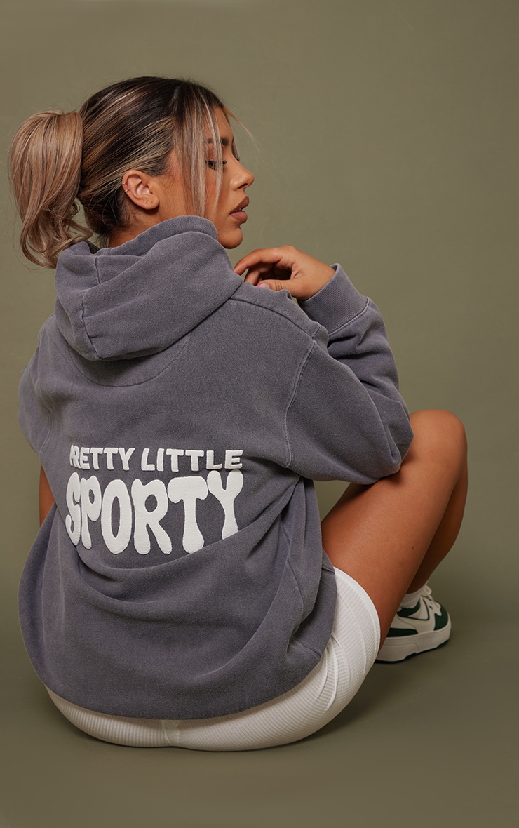 

PrettyLittleThing Темно-серый худи с объемным принтом на спине Pretty Little Sporty