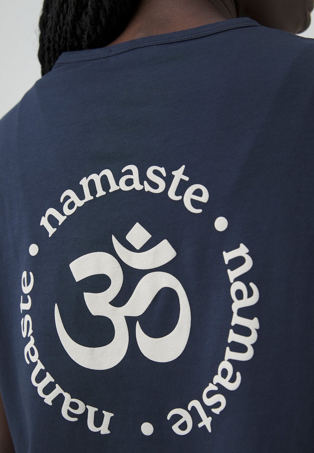 

Принт на футболке NAMASTE Yogasearcher, темно-синий
