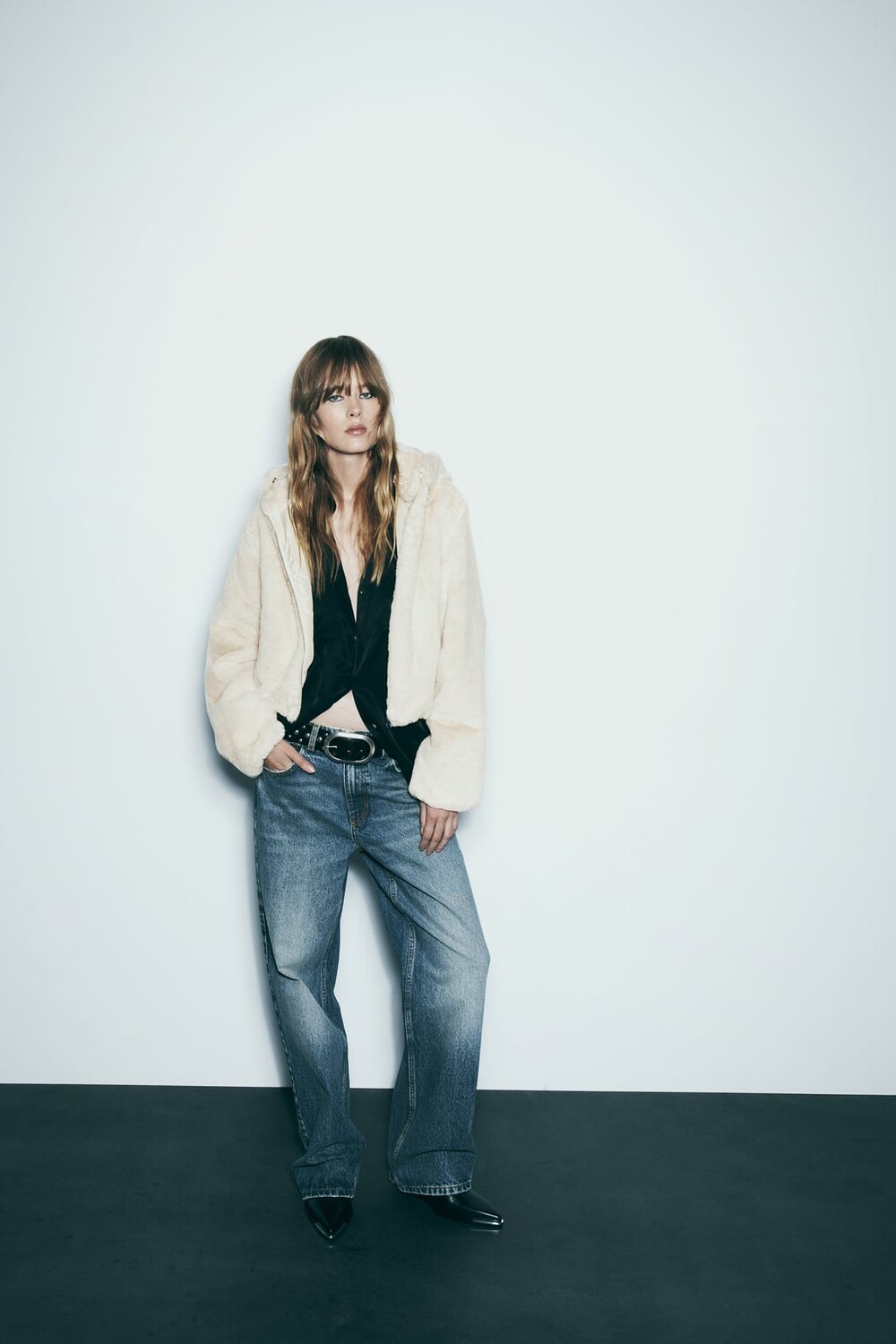 

Куртка из искусственного меха с капюшоном ZARA, экру