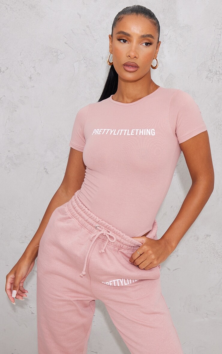 

PrettyLittleThing Светло-розовое боди с короткими рукавами и логотипом