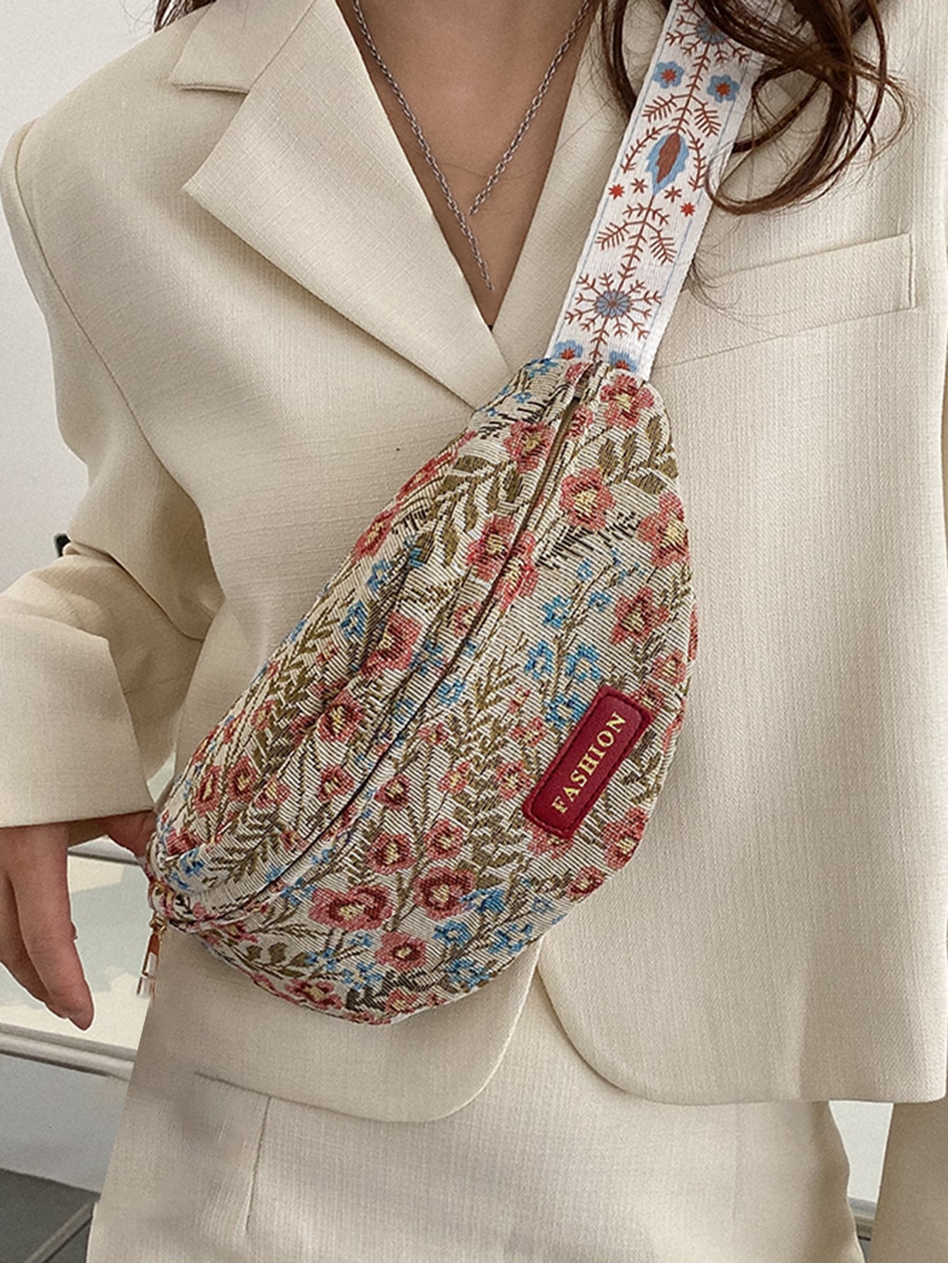Поясная сумка с цветочным узором и буквенным декором, многоцветный