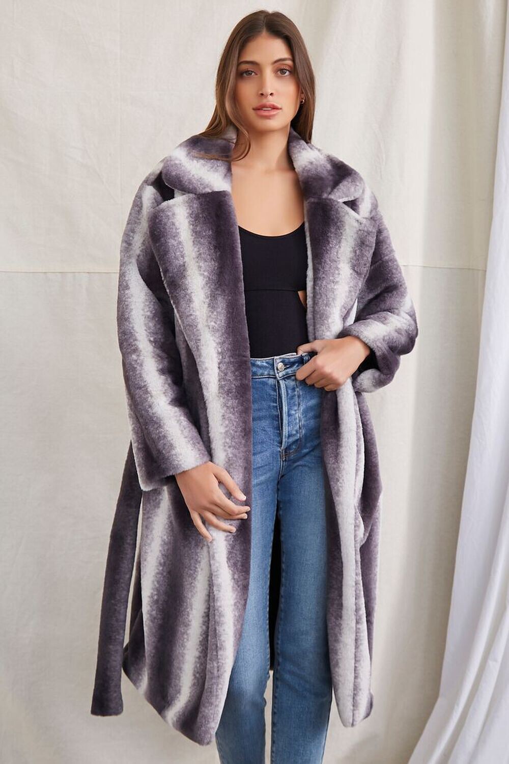 

Длинное пальто из искусственного меха с поясом Forever 21, угольный