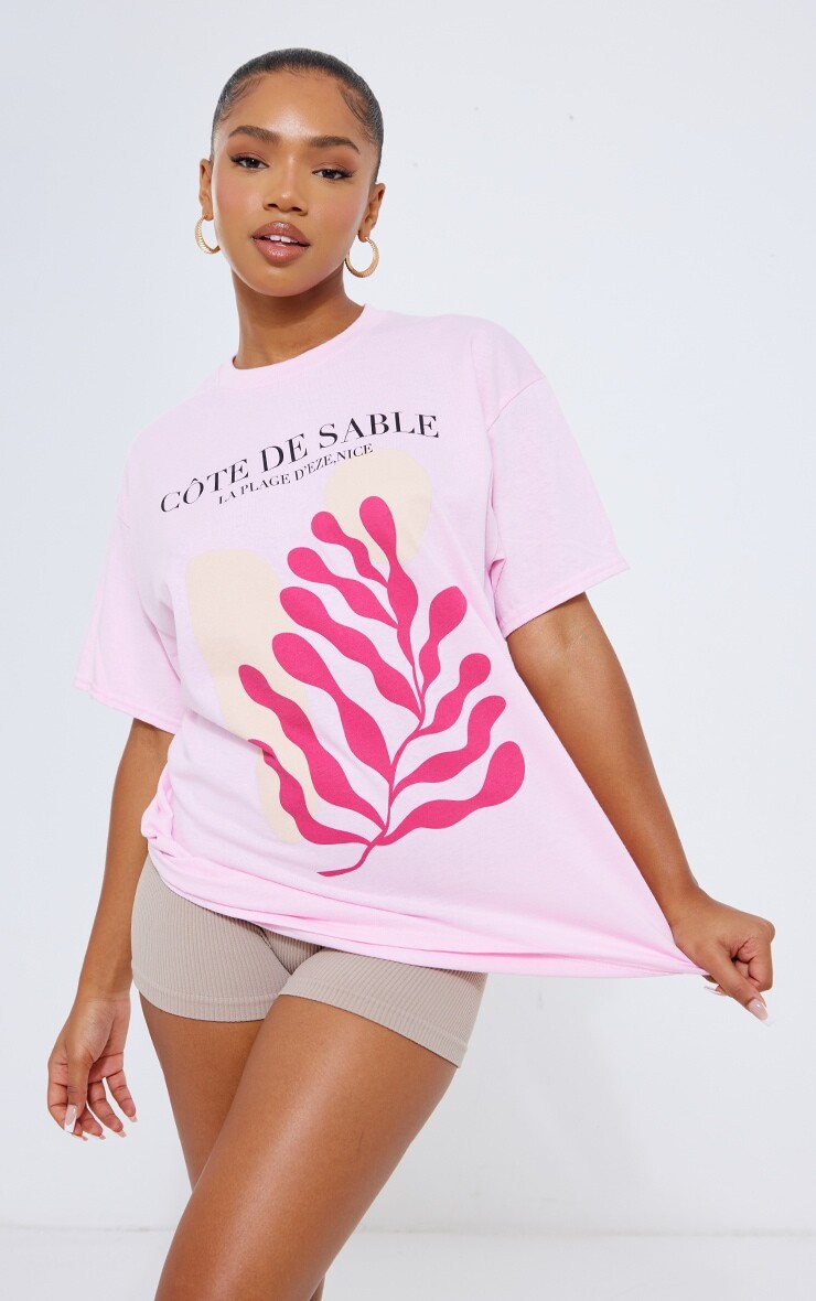

PrettyLittleThing Розовая футболка оверсайз с принтом Cote De Sable, Розовый