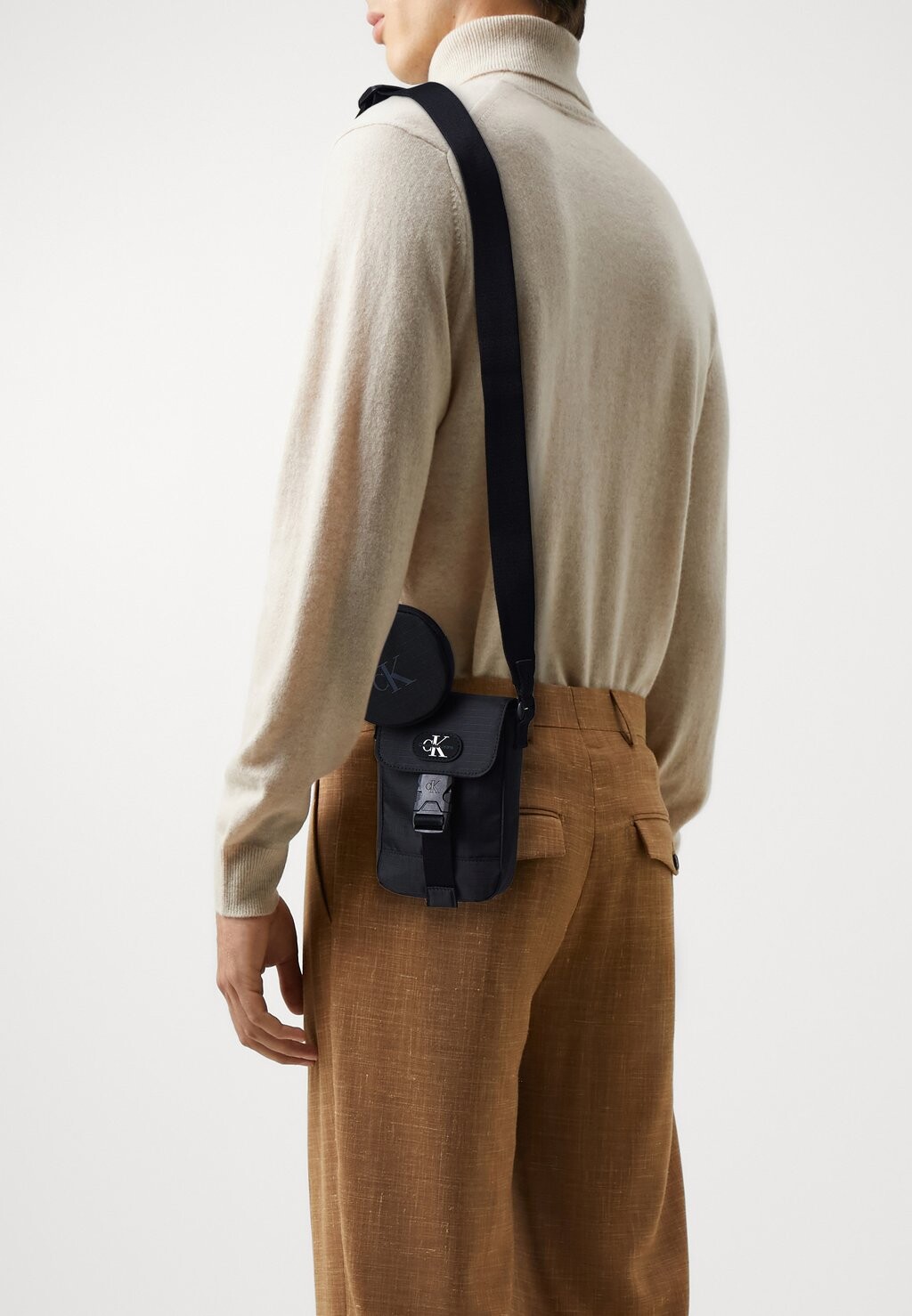 

Сумка через плечо METAFORMS PHONE DANGLE Calvin Klein Jeans, цвет black