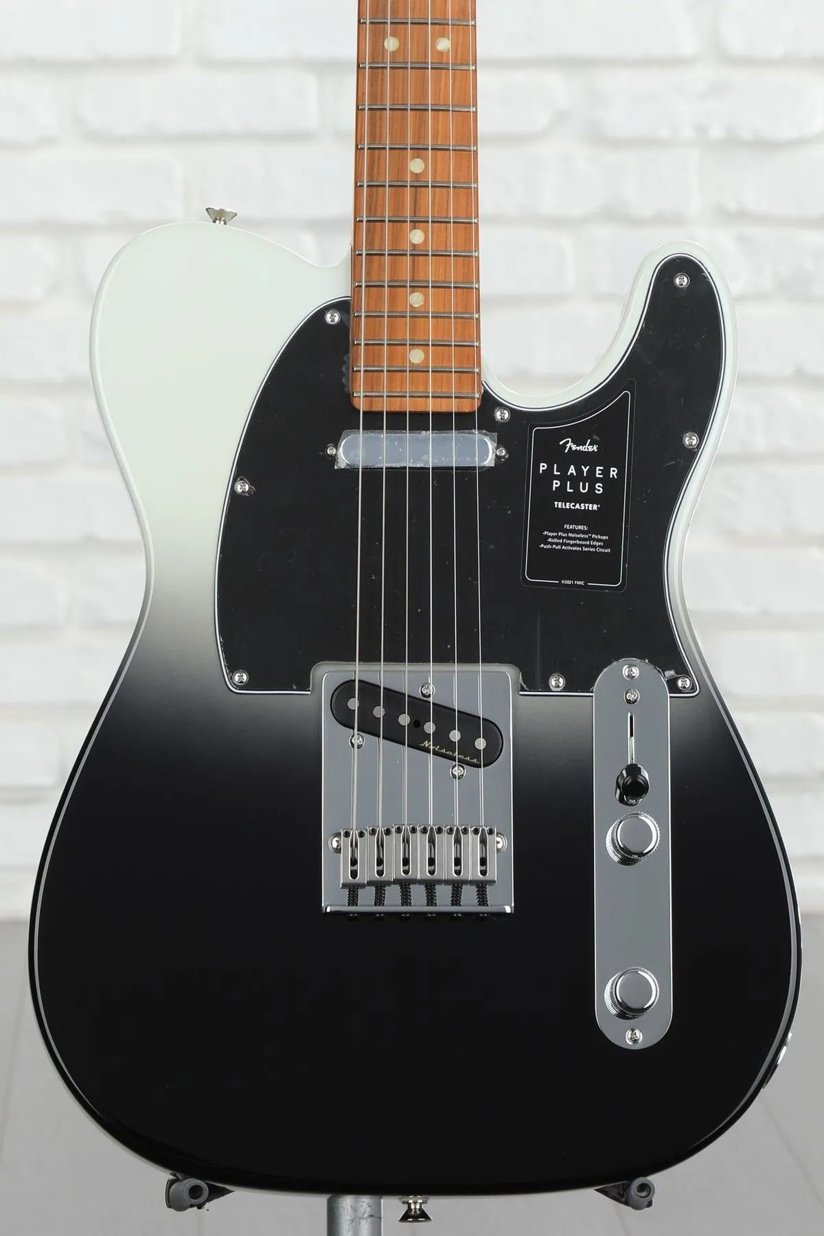 

Fender Player Plus Telecaster — серебристый дым с накладкой на гриф Pau Ferro