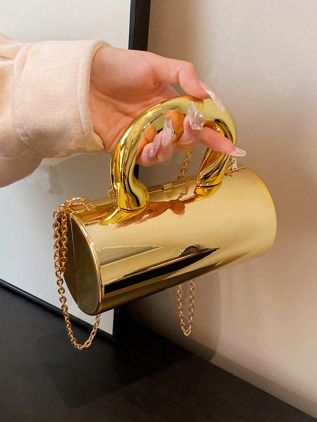 цена Мини-серебряная акриловая сумочка в металлическом стиле, золото