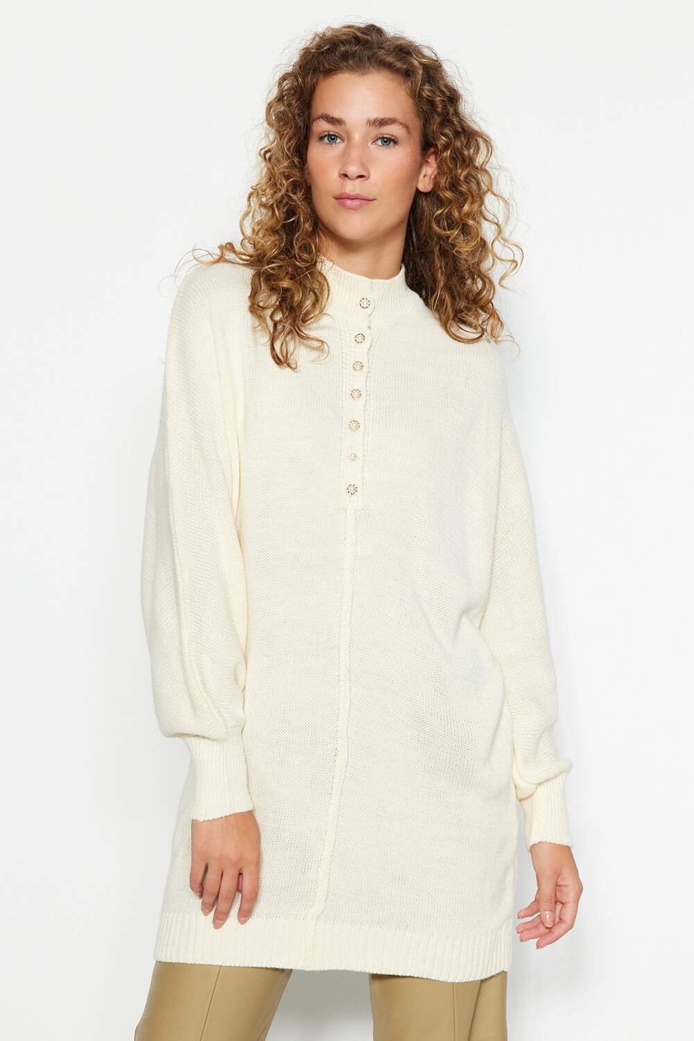 

Трикотажный свитер на пуговицах цвета экрю с жемчугом Trendyol Modest