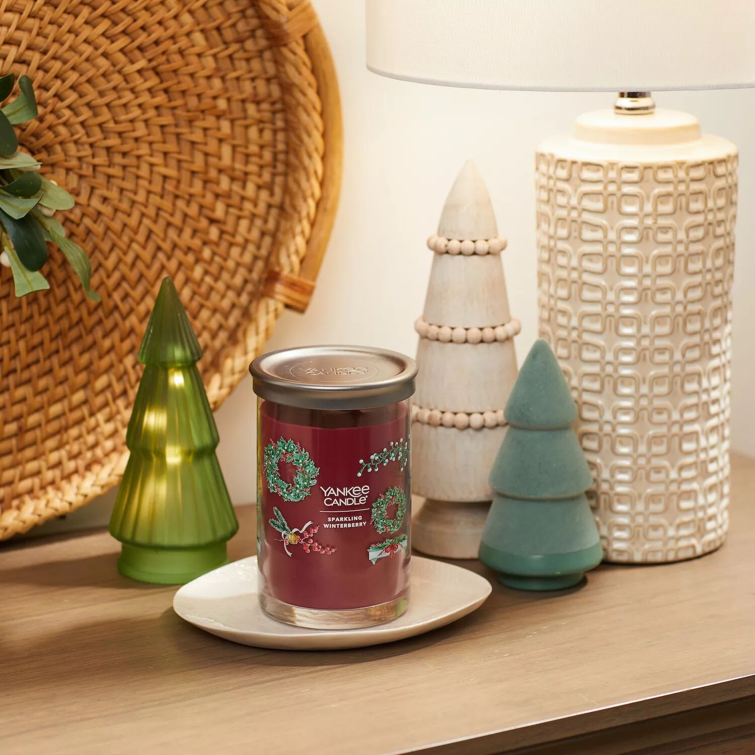 

Yankee Candle Sparkling Winterberry Signature Большая стаканная свеча