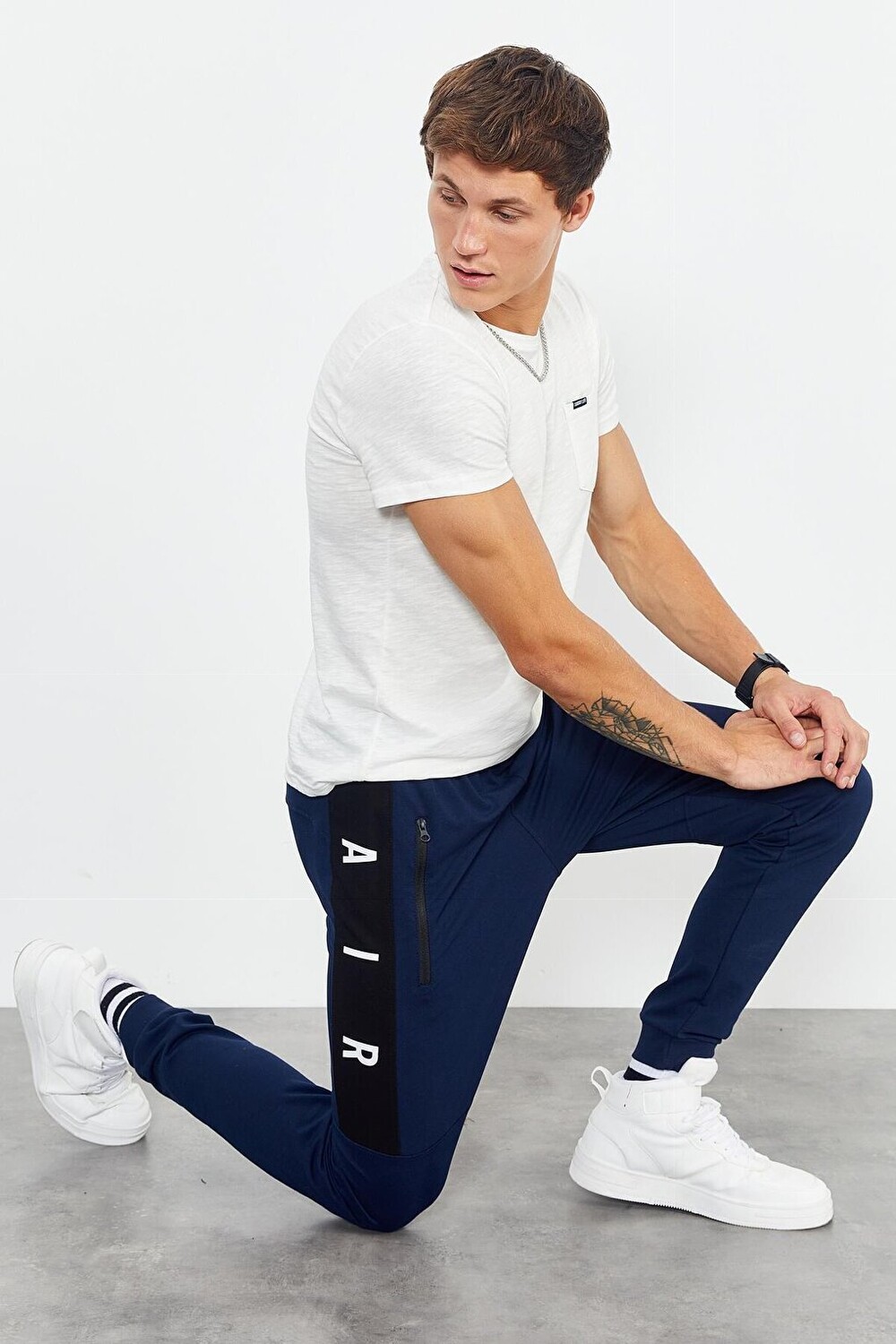 

Мужской спортивный костюм Indigo Air Printed Standard Mold Jogger с низом и карманом на молнии TOMMYLIFE