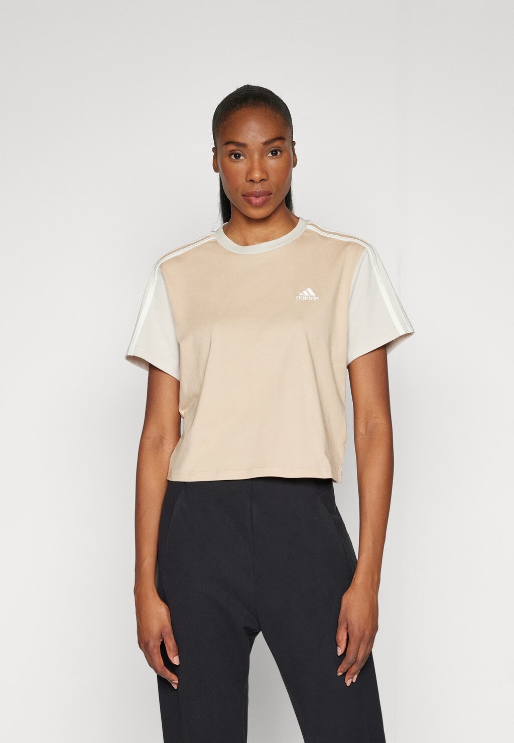 

Спортивная рубашка ESSENTIALS 3-STRIPES SINGLE CROP adidas Sportswear, бежевый