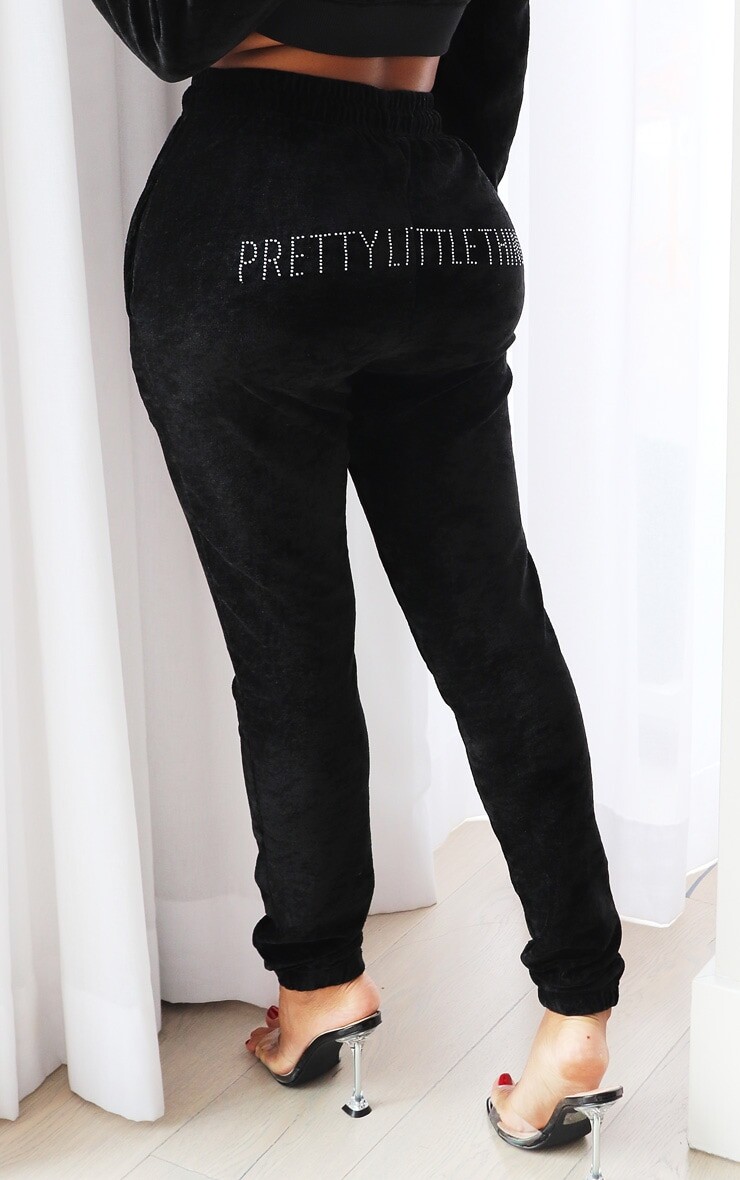 

PrettyLittleThing Shape Черные велюровые джоггеры скинни